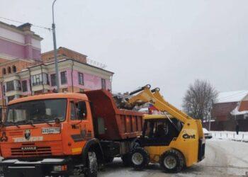 В Подмосковье продолжают устранять последствия снегопада