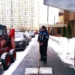 Дворник из Долгопрудного помогает горожанам расчищать автомобили от снега