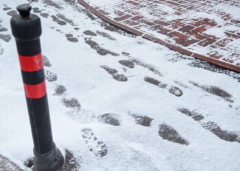 Электросамокаты в российском городе замело снегом