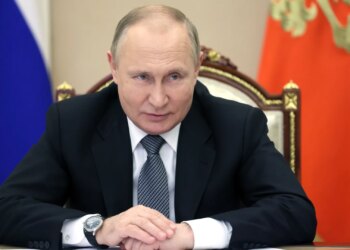 От тигров до календаря со студентками: названы самые необычные подарки Путину на день рождения