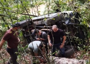 В Абхазии автомобиль с российскими туристами сорвался в горную пропасть
