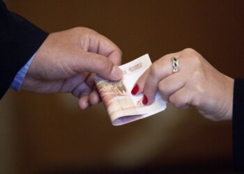 Бухгалтера осудят за лишение работников зарплат на 2 млн рублей